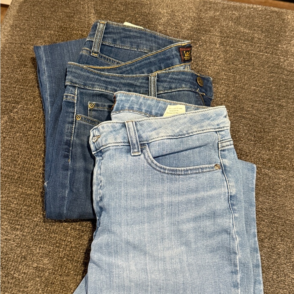 Bundle - Lee Women's Dark and Light Blue Straight Jeans/Capri Women size 14